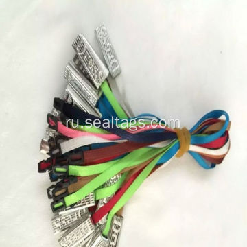 Цветные метки с завязками на этикетках